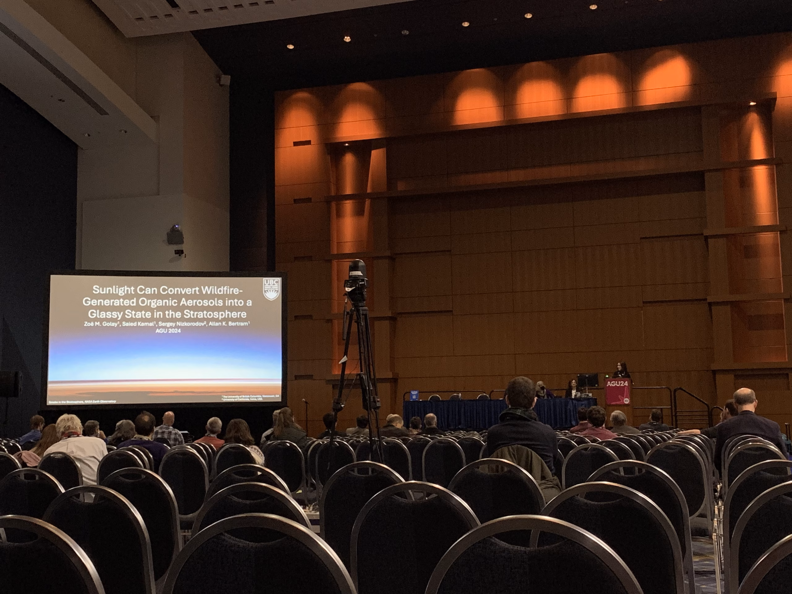 AGU-prez Zoë presenting some of her research findings at the prestigious American Geophysical Union (AGU)